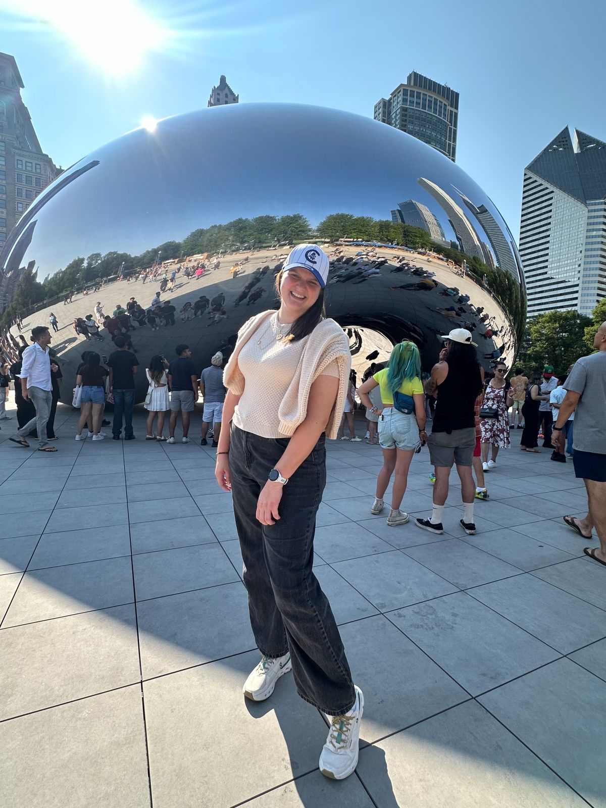 Sofia Lucena Cavalcanti diante da escultura Cloud Gate, um dos símbolos de Chicago