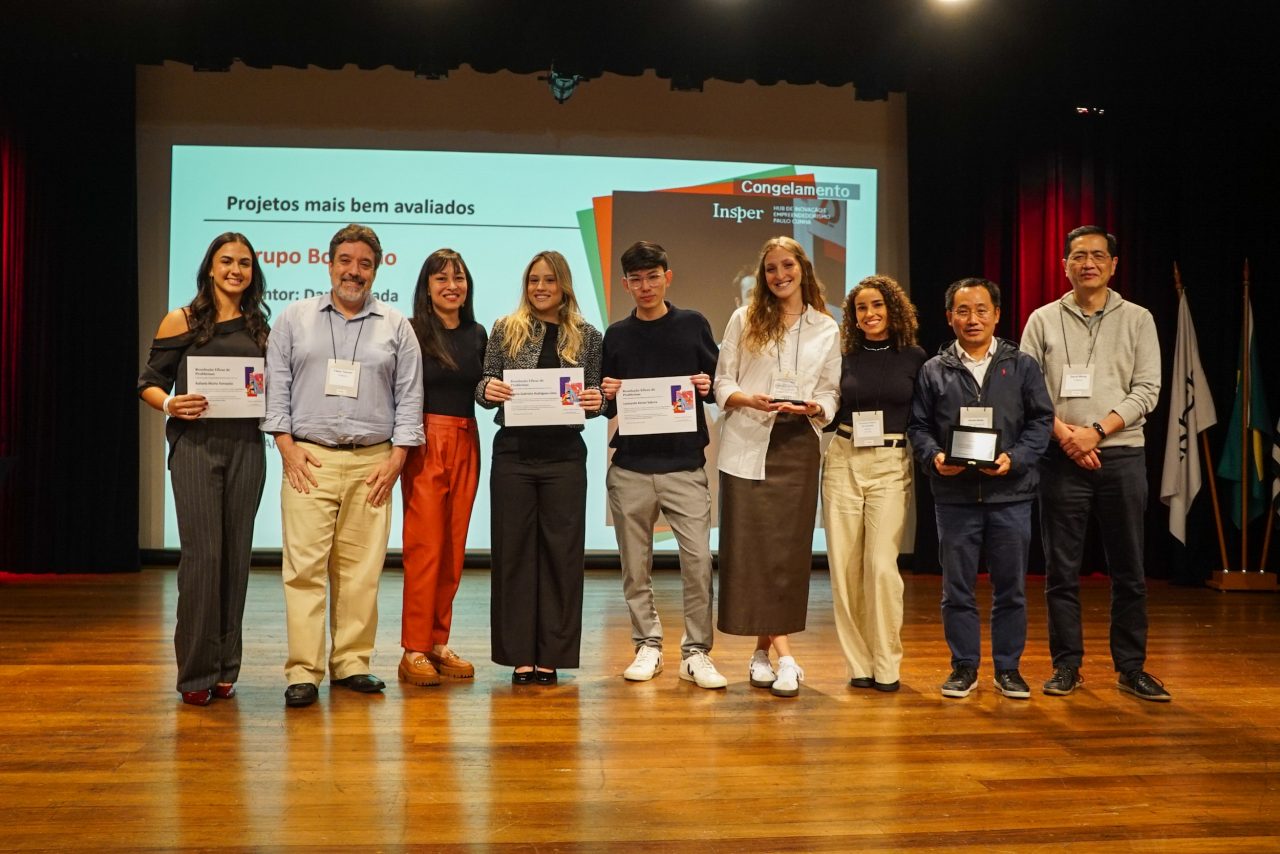 Alunos do grupo do trabalho vencedor, com o mentor, os avaliadores e representantes do Grupo Boticário
