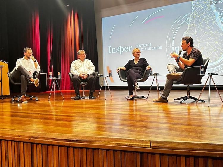Adriano Borges, Mauricio Bouskela, Katia Mello and João Melhado participate in the debate