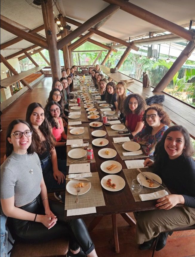 Mentoras e mentoradas se reúnem em um almoço