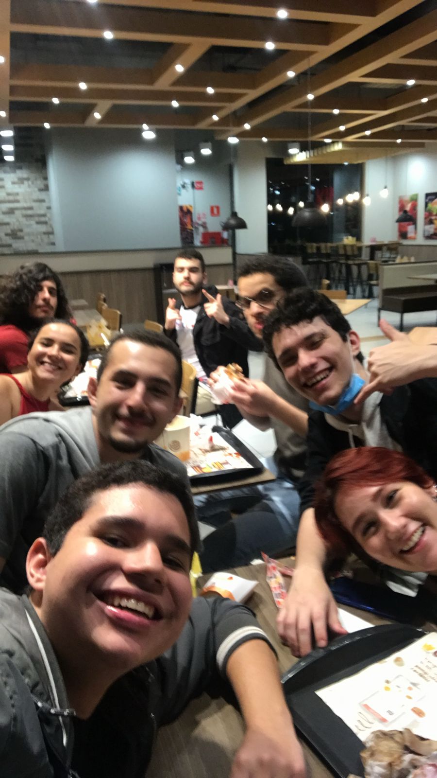 Enzo, à direita com Giovana, e um grupo de amigos