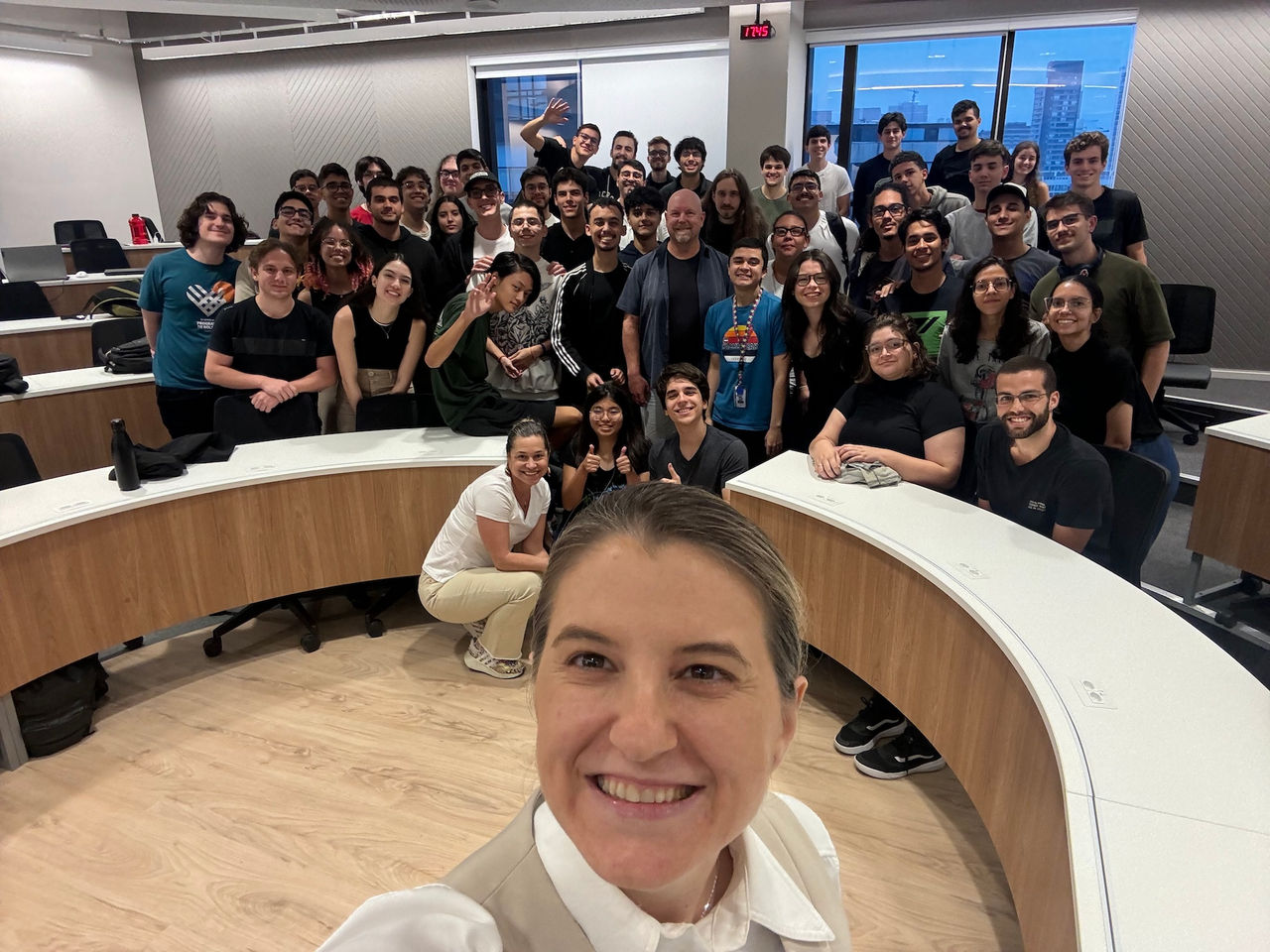 Professora Graziela Tonin tira uma selfie com Kent Beck e os alunos