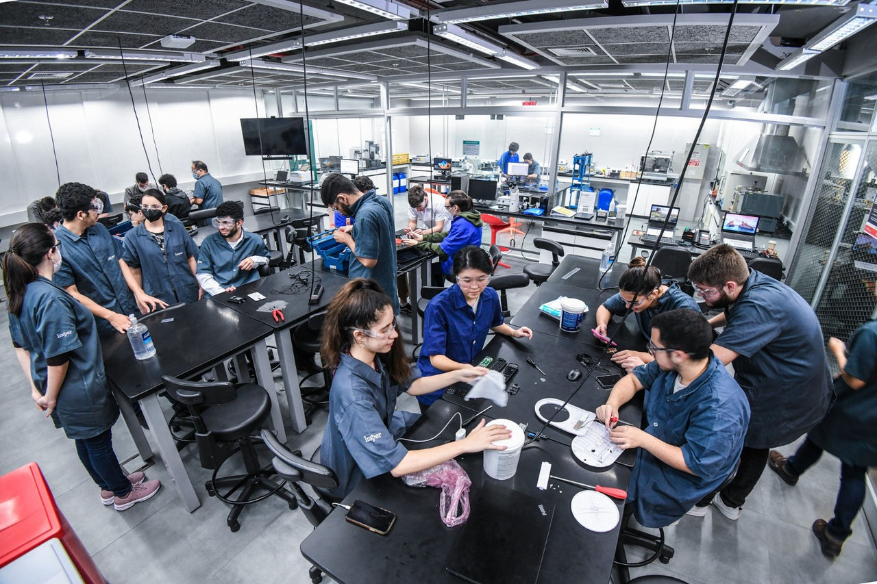 Estudantes no Laboratório de Materiais do Insper