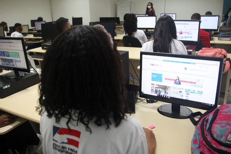 Alunos de uma escola pública na Bahia assistem a uma aula usando computadores