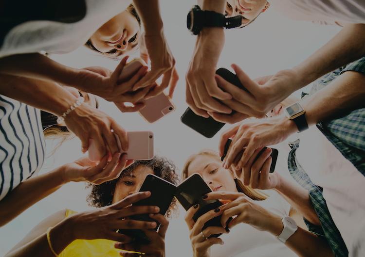 Grupo de pessoas em círculo usando seus telefones celulares