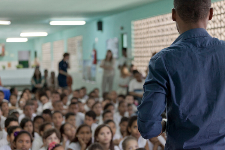 Professor em sala de aula em uma escola no Rio de Janeiro