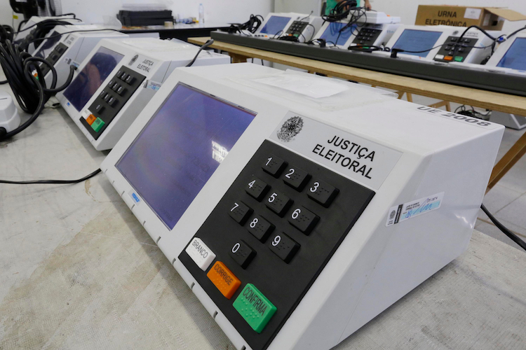 Urnas eletrônicas preparadas para as eleições no Brasil